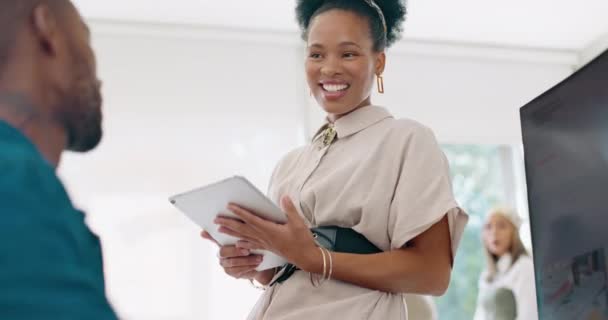 Siyahi Kadın Büroda Bir Adamla Gülüşmeler Ajans Yeni Başlayan Şirket — Stok video