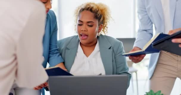 Kadını Dizüstü Bilgisayar Çoklu Görevler Ofisteki Meslektaşlarının Yükleriyle Boğuşuyor Çalışanların — Stok video