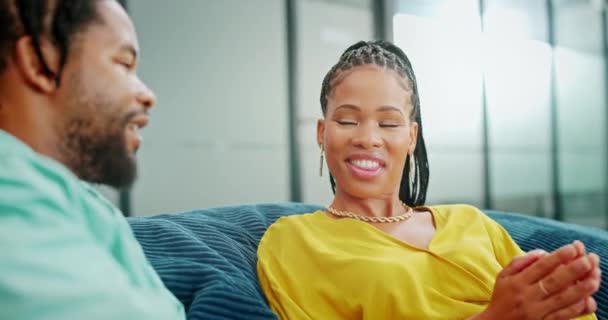 Conversa Comunicação Pessoas Negras Sofá Trabalho Para Uma Reunião Planejamento — Vídeo de Stock