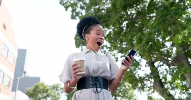 Победа Сюрприз Черная Женщина Телефоном Уведомления Возможности Работы Вербовки Электронной — стоковое видео