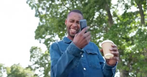 Winning Surprise Black Man Phone Notification Job Opportunity Recruitment Email — Stock video