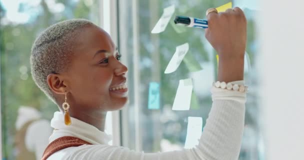 Denken Brainstormen Zwarte Vrouw Met Een Glimlach Moodboard Schrijven Notities — Stockvideo