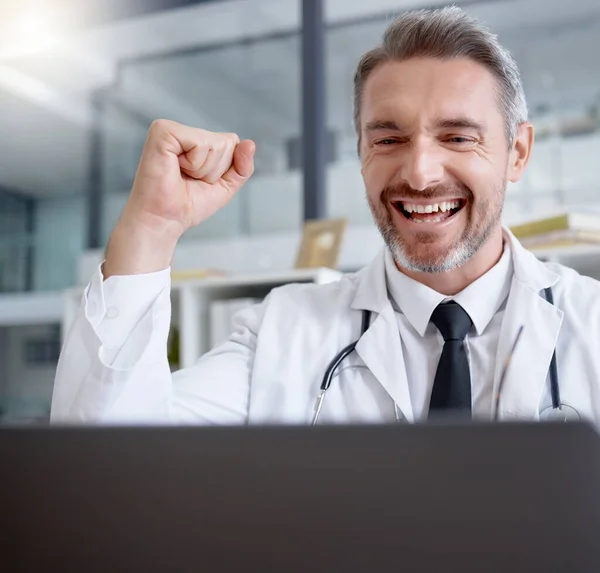 Laptop Uomo Medico Celebrare Successo Ospedale Gli Obiettivi Sanitari Raggiungimento — Foto Stock