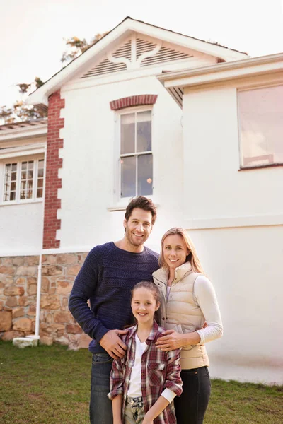 Bem Vindo Nossa Casa Retrato Uma Família Feliz Posando Fora — Fotografia de Stock