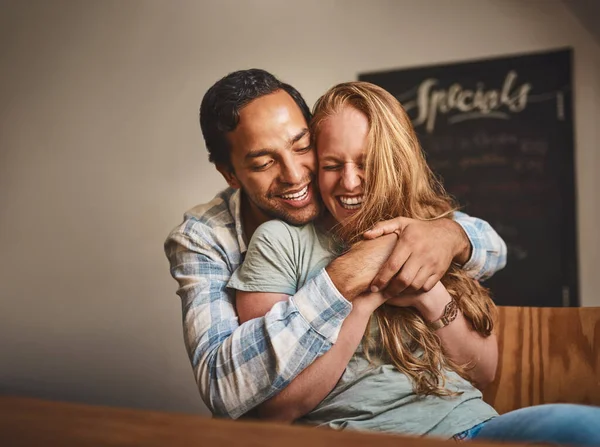 Happy Couple Hug Smile Romance Embrace Relationship Happiness Indoor Restaurant — Foto Stock