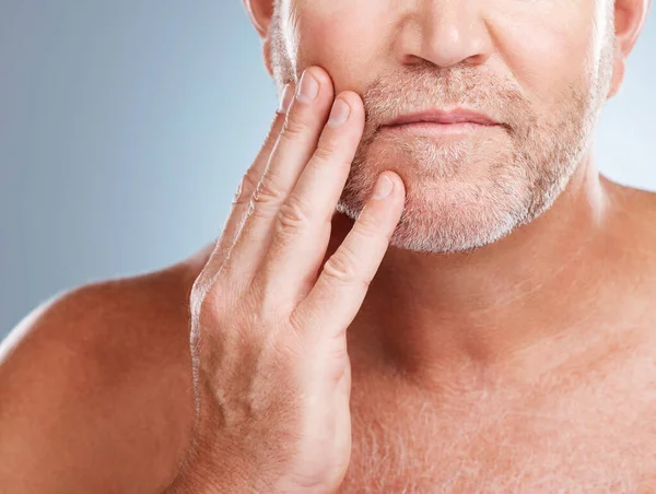 Модель Skincare Beard Man Студии Гипноза Груминга Косметической Процедуры Лица — стоковое фото