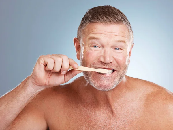 Портрет Рот Старик Чистят Зубы Зубной Пастой Здоровой Гигиены Полости — стоковое фото