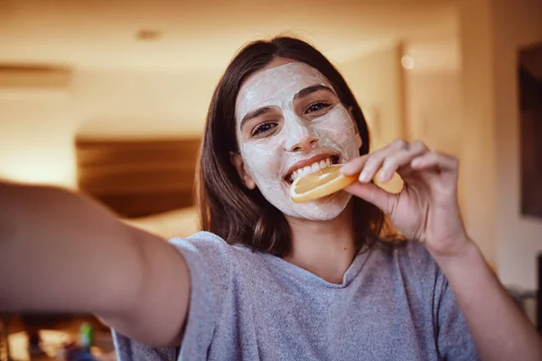 Selfie Portrait Woman Eating Orange Skincare Beauty Grooming Bedroom Happy — 스톡 사진
