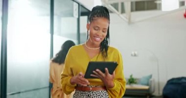 Siyahi kadın, ofis ve tablet, sosyal ağ uygulamasında gülümseme, mesajlaşma ya da iletişim için. Genç şirket yöneticisi, gezici dokunmatik ekran teknisyeni ve iş yerinde sohbet, e-posta veya mim için mutlu..