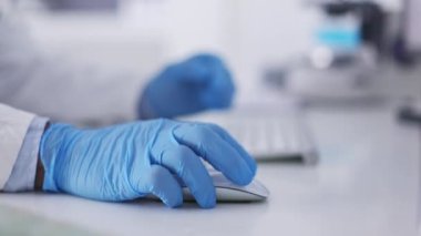 Analiz, yenilik ve sağlık hizmetleri veya çevrimiçi gelişim araştırmaları için yazı yazan eller, bilgisayar ve bilim adamları. Yakınlaştır, mavi eldivenler ve dijital planlama için aygıt, laboratuvarda internet ve klavye ara.