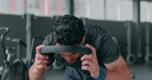 Rest Fitness Break Man Gym Training Cardio Relax Removing Headphones — Stockvideo