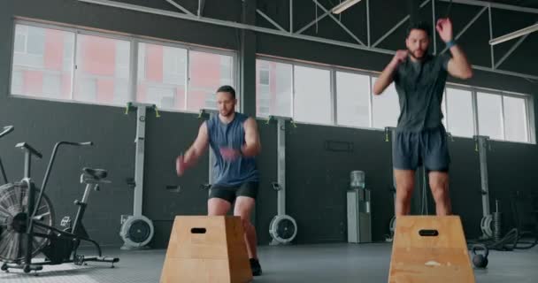 Fitness Gymnastik Und Männer Mit Sprungbox Für Gemeinsame Übungen Workout — Stockvideo