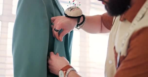 Ruce Móda Muž Figurínou Návrhář Pracuje Finální Produkt Pin Oblečení — Stock video