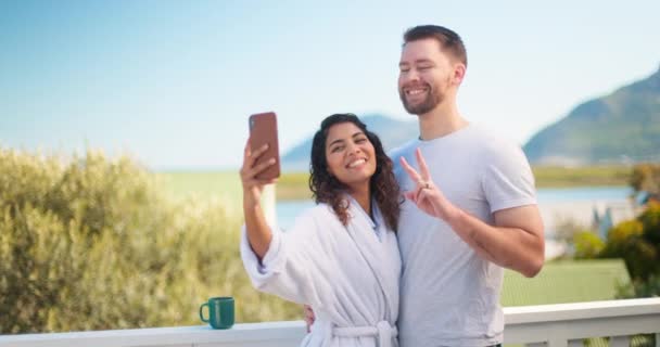 Pärchen Selfie Und Menschen Küssen Sich Morgens Urlaub Oder Urlaub — Stockvideo