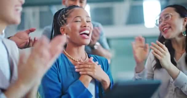 Mucha Gente Oficina Aplausos Celebración Empleada Negra Con Personal Aplaudiendo — Vídeo de stock