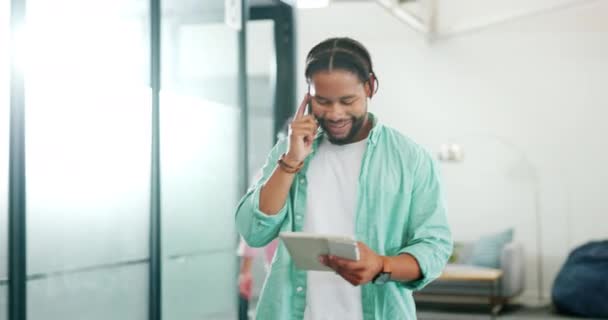 Zwarte Man Telefoongesprek Opstartkantoor Met Glimlach Tablet Denken Het Plannen — Stockvideo