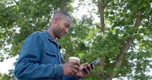 Park Texting Man Relax Coffee Happy Calm Nature Travel Day — Vídeo de Stock
