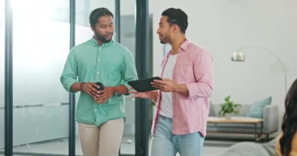 Businessman Tablet Discussion Office Walk Teamwork Planning Strategy Target Smile — Stock videók