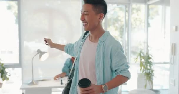 Greeting Happy Asian Man Leaving Work Afternoon Walking Coworking Office — Stockvideo