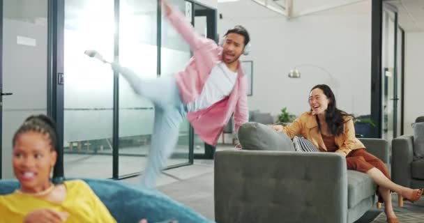 Erkek Dansı Mutlu Adamları Ofis Kurma Motivasyon Teknik Açılışta Çılgın — Stok video