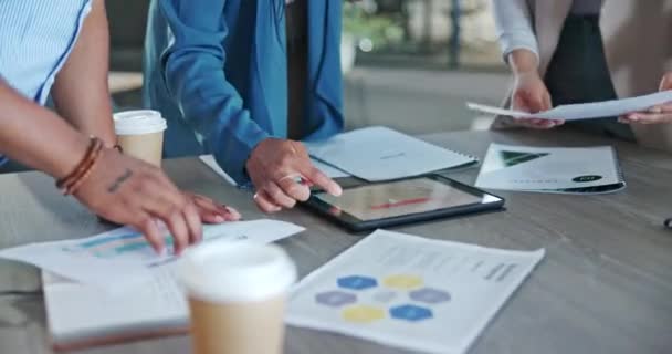 Tablet Estratégia Documentos Com Mãos Empresários Reunião Para Branding Análise — Vídeo de Stock