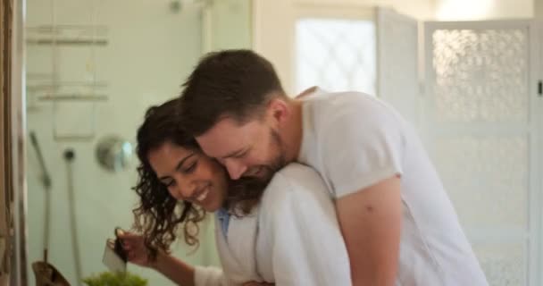 Łazienka Ranek Para Przytulająca Się Domu Przygotowując Się Razem Uśmiechem — Wideo stockowe
