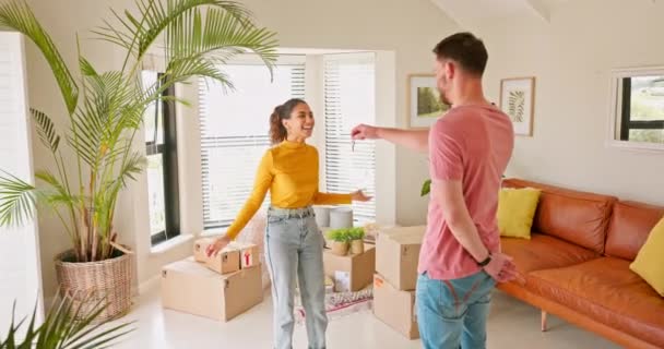 Moving Couple Man Keys Woman Hug Real Estate Success Happy — Vídeos de Stock