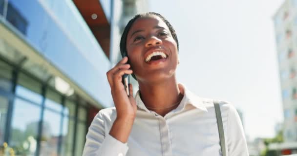Бізнес Телефонний Дзвінок Чорна Жінка Місті Ходьба Язок Спілкування Містобудування — стокове відео