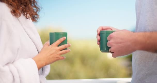 Пара Руки Люди Приветствуют Кофе Утром Отпуске Отпуске Отеле Балконе — стоковое видео