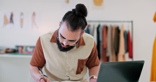 Laptop Fashion Designer Writing Research Online Marketing Digital Sales Small — Vídeo de stock
