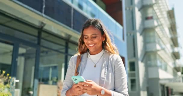 Mujer Negra Teléfono Sonrisa Con Viaje Ciudad Empleado Negocios Mensajes — Vídeo de stock