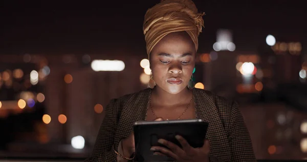 Tablet Νύχτα Και Μπαλκόνι Μια Μαύρη Γυναίκα Που Κάνει Έρευνα — Φωτογραφία Αρχείου