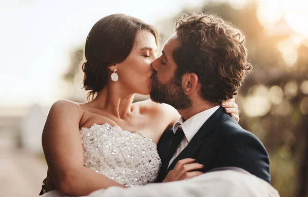 Amor Casamento Beijo Com Casal Livre Seu Dia Casamento Juntos — Fotografia de Stock