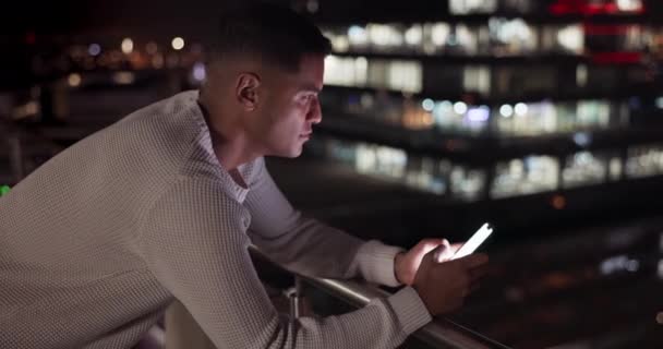 Business Man Phone Night Data City Building Rooftop Typing Email — Vídeo de Stock