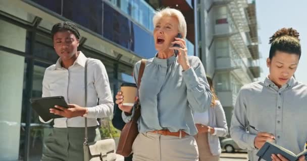 Телефонний Дзвінок Лідерство Ділові Люди Ходять Містах Пишуть Нотатки Порядок — стокове відео