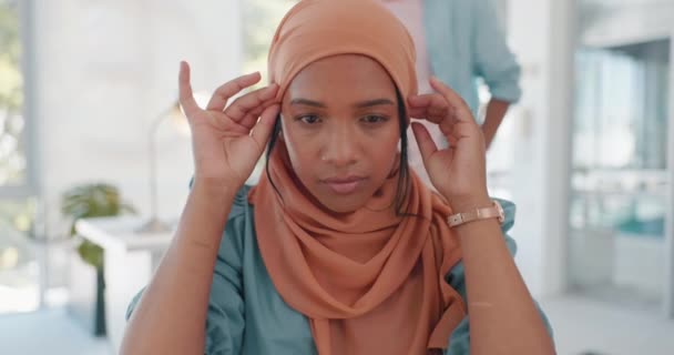 Face Muslim Working Business Woman Adjusting Her Hijab While Sitting — Αρχείο Βίντεο
