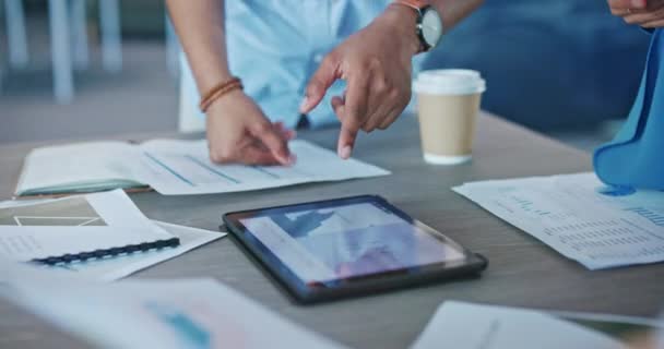 Tablet Documentos Planejamento Com Mãos Empresários Reunião Para Branding Análise — Vídeo de Stock