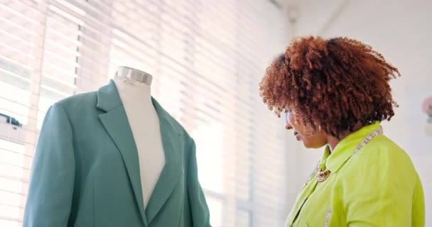 Schwarze Frau Modedesignerin Und Näherin Mit Schaufensterpuppe Für Die Musterherstellung — Stockvideo