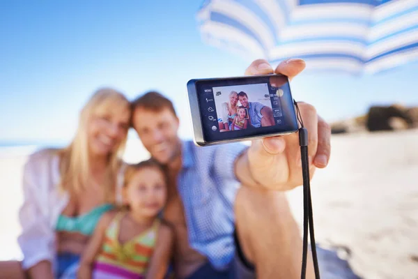 記憶を捉える 幸せな若い家族がビーチで写真を撮り — ストック写真