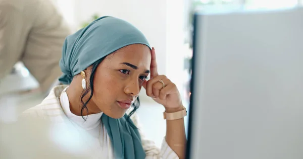 Hidzsáb Fejfájás Üzletasszony Kiégve Egy Irodai Számítógépen Szorongás Stressz Érzése — Stock Fotó