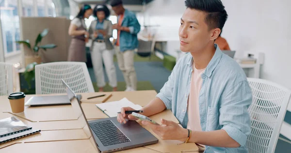 Pensando Empresário Laptop Telefone Working Office Para Inovação Marketing Digital — Fotografia de Stock