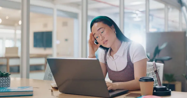 从事数字营销Seo项目的办公室台式机 精疲力竭或头痛 压力大或疲倦的女性 日本员工对偏头痛感到厌烦 劳累过度或烦躁不安 — 图库照片