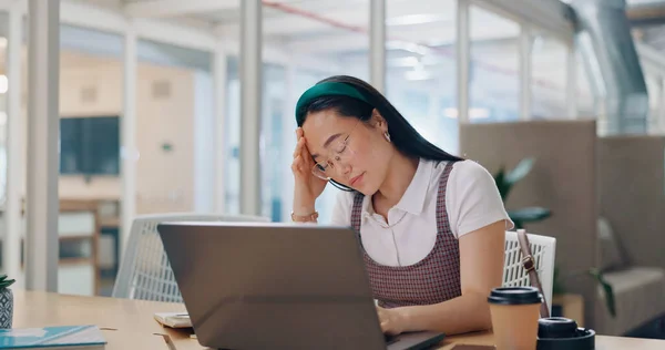 Laptop Burnout Mulher Com Dor Cabeça Estresse Fadiga Mesa Escritório — Fotografia de Stock