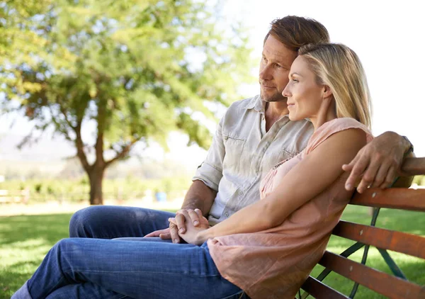 公园里太安静了 一对快乐而成熟的夫妇坐在公园的长椅上 — 图库照片