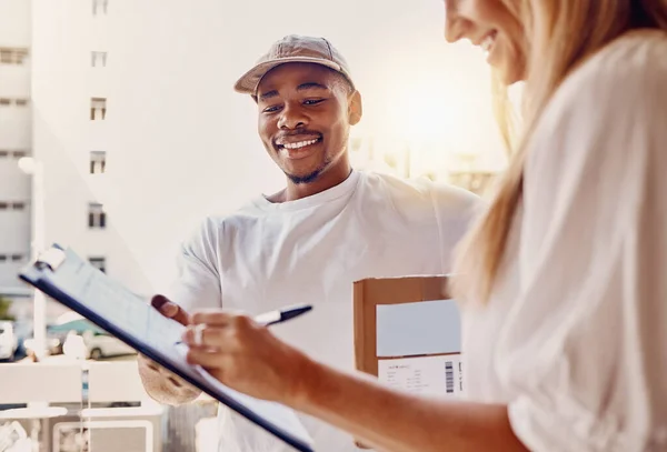 Black Man Clipboard Customer Signing Delivery Courier Parcel Cardboard Box — Stock Fotó