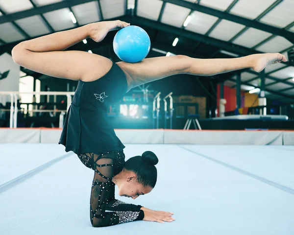 Balance Gymnastics Woman Stretching Ball Competition Practice Training Fitness Sports — 스톡 사진
