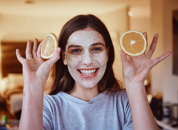 침실에 여성들은 얼굴을 손질하고 건강을 유지하기 초상화 오렌지 스킨케어 마스크를 — 스톡 사진