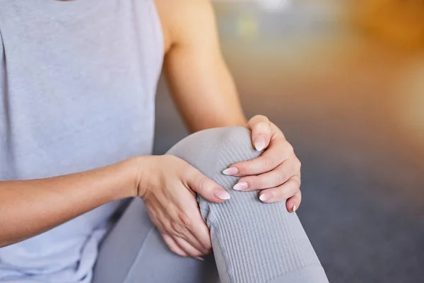 Τραυματισμός Στο Γόνατο Γυναικεία Χέρια Και Προπόνηση Στα Πόδια Μασάζ — Φωτογραφία Αρχείου
