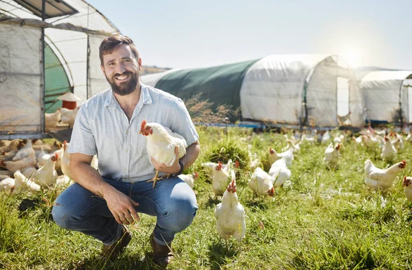 Άνθρωπος Στο Αγρόκτημα Κοτόπουλο Και Γεωργία Χαμόγελο Πορτρέτο Πουλερικά Ζώα — Φωτογραφία Αρχείου