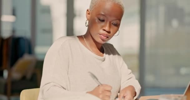 Mujer Negra Escribiendo Ideas Investigación Para Proyecto Copywriting Información Creatividad — Vídeos de Stock